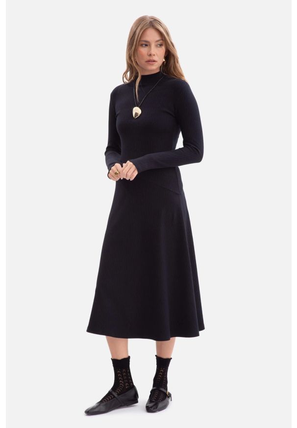 BeWear - Bawełniana sukienka dzianinowa rozkloszowana czarna. Okazja: na co dzień, do pracy. Typ kołnierza: golf. Kolor: czarny. Materiał: dzianina, bawełna. Długość rękawa: długi rękaw. Styl: casual