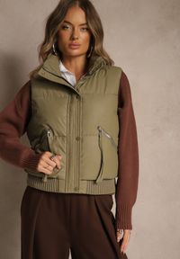 Renee - Zielona Przejściowa Kamizelka z Imitacji Skóry z Pikowanymi Przeszyciami Isomena. Typ kołnierza: kaptur. Kolor: zielony. Materiał: skóra. Wzór: aplikacja. Styl: klasyczny #3