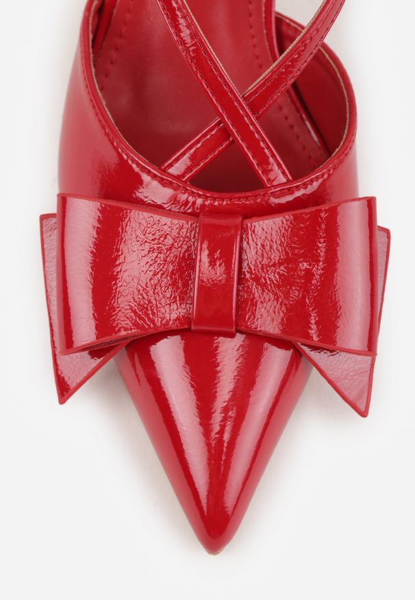 Renee - Czerwone Szpilki VICES z Aplikacją w Kształcie Kokardy Evithe. Nosek buta: szpiczasty. Zapięcie: sprzączka. Kolor: czerwony. Materiał: skóra, lakier. Wzór: aplikacja. Sezon: lato. Obcas: na szpilce. Wysokość obcasa: średni