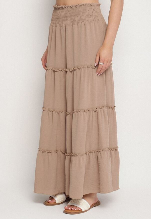 Born2be - Beżowa Spódnica o Rozkloszowanym Kroju z Falbankami i Gumką w Talii Dovinala. Okazja: na co dzień. Kolor: beżowy. Styl: klasyczny, casual, elegancki