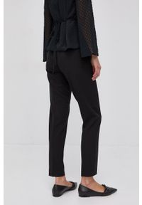 Stefanel Spodnie damskie kolor czarny proste medium waist. Okazja: na co dzień. Kolor: czarny. Materiał: tkanina. Styl: casual