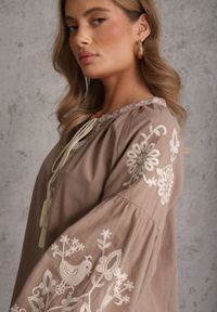 Renee - Beżowa Rustykalna Bluzka z Bawełny Zdobiona Haftem i Sznurkiem z Chwostami Marytea. Kolor: beżowy. Materiał: bawełna. Wzór: haft, aplikacja. Sezon: wiosna, lato. Styl: boho, elegancki #8