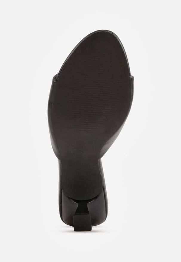 Renee - Czarne Klapki Peep Toe na Obcasie Kaczuszka Calinetta. Nosek buta: otwarty. Kolor: czarny. Materiał: koronka. Obcas: na obcasie. Styl: klasyczny. Wysokość obcasa: średni