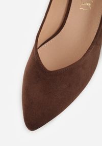 Born2be - Ciemnobrązowe Czółenka na Obcasie Vices z Imitacji Zamszu ze Skórzaną Wkładką i Metaliczną Wstawką Ziztte. Okazja: na co dzień. Kolor: brązowy. Materiał: zamsz, skóra. Wzór: aplikacja. Obcas: na obcasie. Styl: casual, elegancki, klasyczny. Wysokość obcasa: średni #8