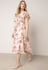 Born2be - Różowa Romantyczna Sukienka Kopertowa z Wiązanym Paskiem i Brokatem Yael. Okazja: na co dzień, na spotkanie biznesowe, do pracy, na randkę. Kolor: różowy. Wzór: kwiaty. Typ sukienki: kopertowe. Styl: casual, biznesowy, elegancki #1