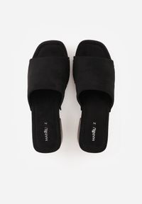 Born2be - Czarne Klapki Drewniaki na Słupku Zdobione Nitami Hilencja. Okazja: na co dzień. Kolor: czarny. Materiał: zamsz, len. Wzór: aplikacja. Obcas: na słupku. Styl: casual, boho #3