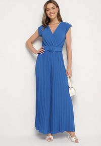 Born2be - Niebieski Kombinezon o Kopertowym Kroju z Plisami i Paskiem w Talii Salivania. Okazja: na wesele, na studniówkę, na imprezę, na ślub cywilny. Kolor: niebieski. Styl: elegancki, klasyczny #4