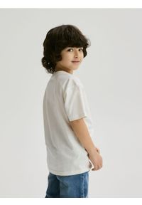Reserved - Bawełniany t-shirt - złamana biel. Materiał: bawełna