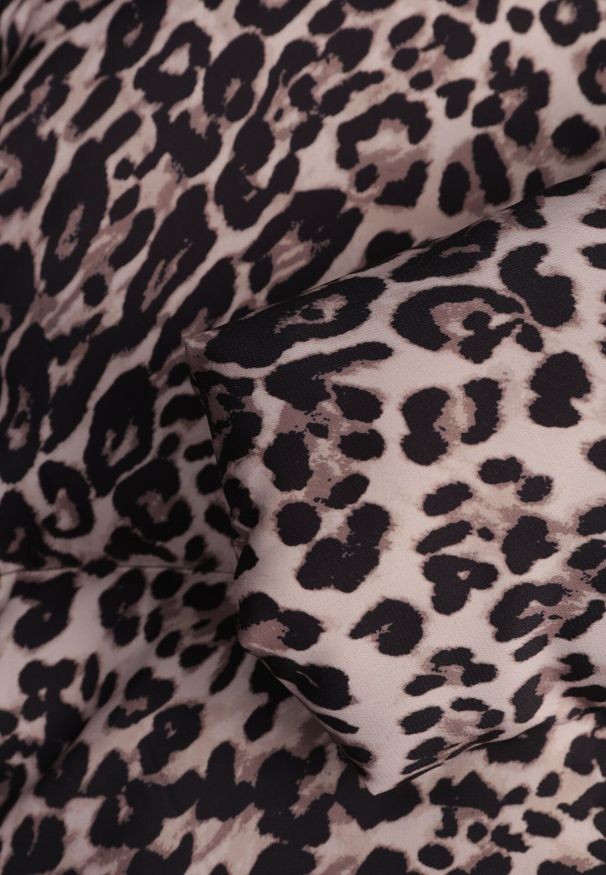 Born2be - Brązowa Krótka Pikowana Kurtka w Panterkę Wykończona Ściągaczami Ivinia. Okazja: na spacer. Kolor: brązowy. Materiał: jeans. Długość rękawa: długi rękaw. Długość: krótkie. Wzór: motyw zwierzęcy. Styl: elegancki