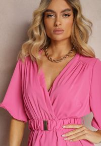 Renee - Różowa Kopertowa Sukienka z Gumką w Talii i Paskiem Amperi. Typ kołnierza: dekolt w kształcie V. Kolor: różowy. Typ sukienki: kopertowe. Styl: elegancki