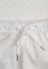 Renee - Biały Oversizowy Komplet Zdobiony Cyrkoniami T-shirt i Spodnie Arnateia. Kolor: biały. Wzór: aplikacja #3