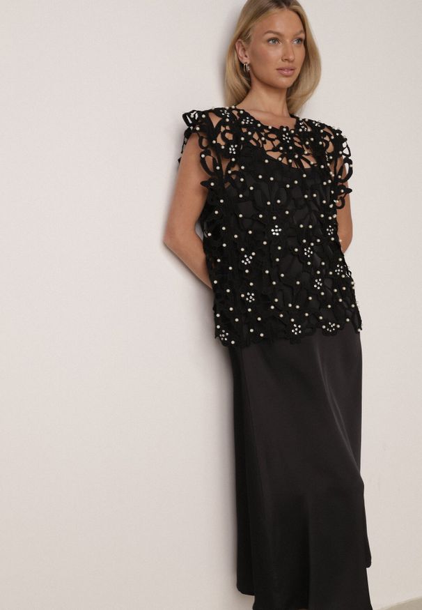 Born2be - Czarna Satynowa Sukienka na Ramiączka z Wiskozy i Bawełny z Narzutką Messishis. Okazja: na co dzień. Kolor: czarny. Materiał: wiskoza, satyna, bawełna. Długość rękawa: na ramiączkach. Wzór: aplikacja. Sezon: lato. Styl: casual