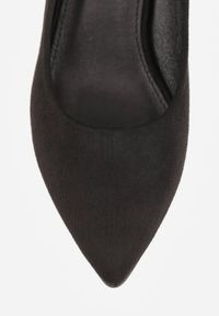 Renee - Czarne Czółenka na Szpilce w Klasycznym Stylu Savora. Okazja: na spotkanie biznesowe. Nosek buta: szpiczasty. Kolor: czarny. Obcas: na szpilce. Styl: klasyczny. Wysokość obcasa: średni #5