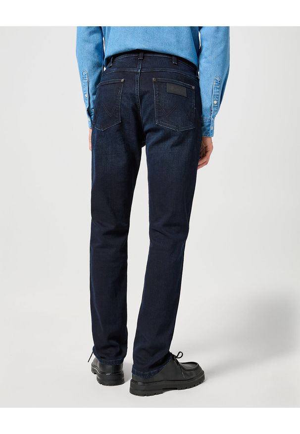 Wrangler - WRANGLER MĘSKIE SPODNIE JEANSOWE GREENSBORO DEEP BLUE BLACK 112355019 W15Q017421