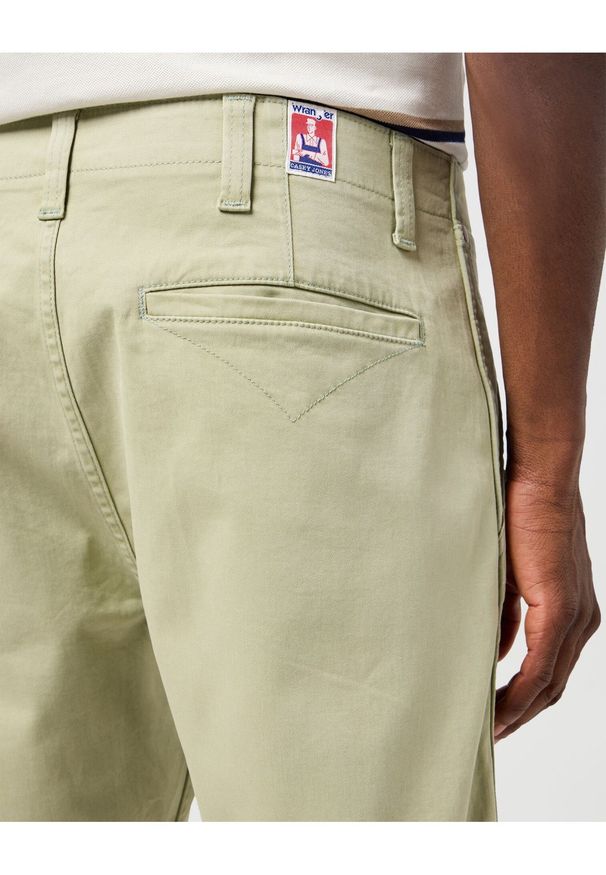 Wrangler - MESKIE SPODENKI WRANGLER CJ CHINO SHORTS TEA 112362921. Okazja: na spacer, na co dzień. Materiał: bawełna, materiał, elastan. Sezon: lato. Styl: casual, klasyczny