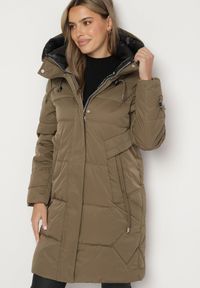 Born2be - Ciemnozielona Kurtka Pikowana z Przeszyciami i Nieodpinanym Kapturem Ombrelia. Okazja: na co dzień. Kolor: zielony. Materiał: jeans. Styl: casual #1