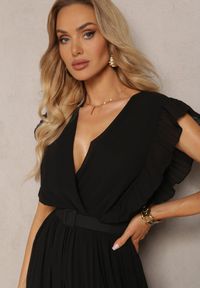 Renee - Czarny Plisowany Kombinezon z Falbankami i Szerokimi Nogawkami Jarina. Okazja: na imprezę. Kolor: czarny. Materiał: tkanina. Wzór: jednolity. Sezon: lato. Styl: elegancki #5