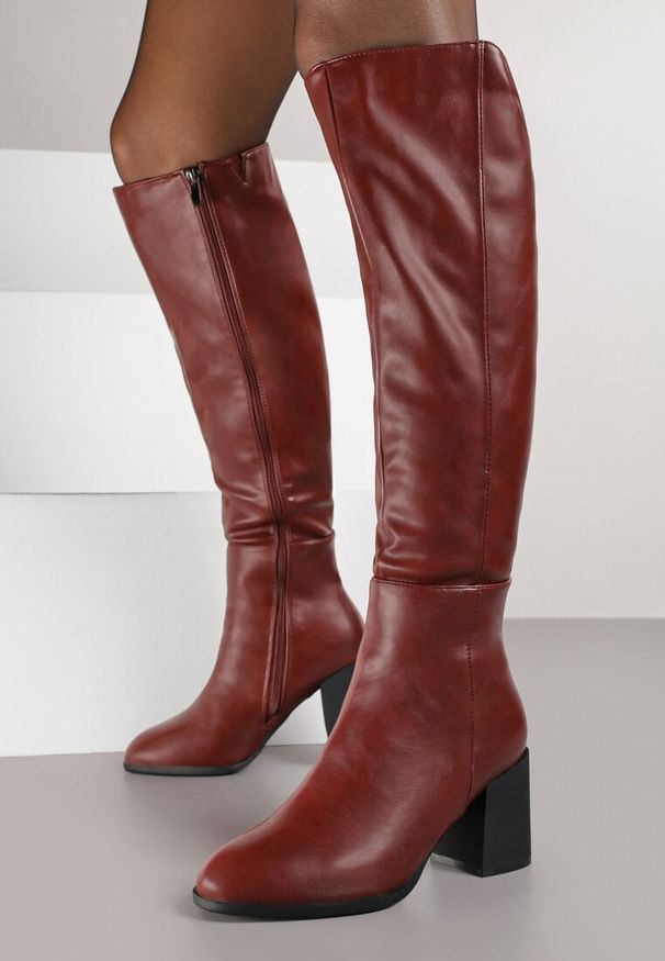 Renee - Bordowe Kozaki Vices na Słupku z Przeszyciami Codvira. Okazja: na co dzień. Kolor: czerwony. Materiał: jeans. Obcas: na słupku. Styl: klasyczny, street, casual, elegancki