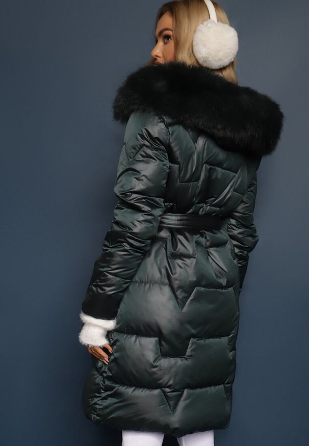 Renee - Ciemnozielona Długa Kurtka Pikowana z Odpinanym Kołnierzem i Paskiem Rinarella. Okazja: na co dzień, na spacer. Kolor: zielony. Materiał: jeans, dzianina. Długość: długie. Sezon: zima. Styl: casual, sportowy