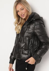 Born2be - Czarna Pikowana Kurtka z Odpinanym Kapturem Wydłużonym Tyłem i Ściągaczami Zinonia. Okazja: na co dzień. Kolor: czarny. Materiał: jeans, wełna, skóra. Sezon: zima, jesień. Styl: elegancki, casual #3
