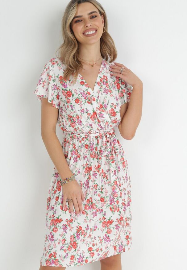 Born2be - Biała Sukienka Midi z Wiskozy z Gumką w Talii i Krótkim Rękawem Jodys. Kolor: biały. Materiał: wiskoza. Długość rękawa: krótki rękaw. Długość: midi