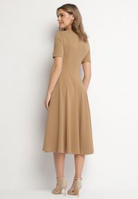 Born2be - Ciemnobeżowa Sukienka Rozkloszowana z Taliowaniem Telorwena. Okazja: na wesele, na randkę, na ślub cywilny. Kolor: beżowy. Długość rękawa: krótki rękaw. Styl: klasyczny #3