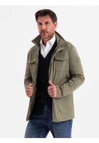 Ombre Clothing - Lekka męska kurtka z kieszeniami i wysokim kołnierzem – khaki V3. Okazja: na co dzień. Typ kołnierza: kołnierzyk stójkowy. Kolor: brązowy. Materiał: syntetyk, materiał. Wzór: aplikacja. Styl: klasyczny, casual #6