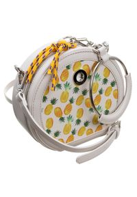 Torebka damska kuferek w ananasy Monnari 1650 biała. Kolor: biały. Wzór: nadruk, aplikacja. Sezon: lato. Materiał: skórzane