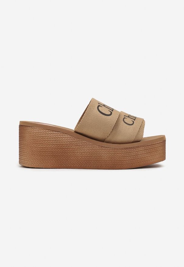 Born2be - Ciemnobeżowe Klapki na Koturnie Ozdobione Napisem Delarienna. Okazja: na co dzień. Kolor: beżowy. Materiał: jeans. Wzór: aplikacja, napisy. Sezon: lato. Obcas: na koturnie. Styl: klasyczny, elegancki, casual