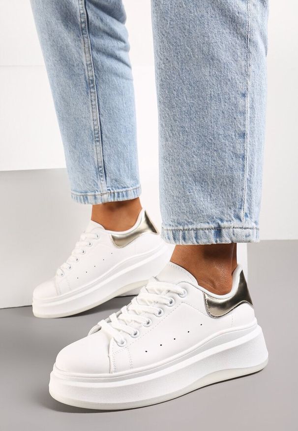 Renee - Biało-Złote Sneakersy na Grubej Podeszwie z Perforacją i Ozdobą Gumowym Misiem Aireth. Okazja: na co dzień. Kolor: biały. Materiał: guma. Wzór: aplikacja