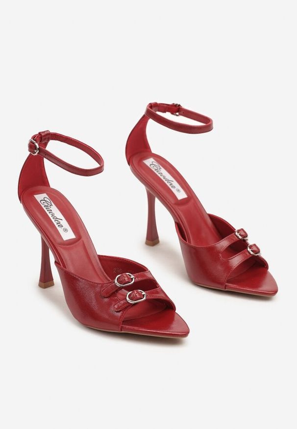 Born2be - Czerwone Sandały Szpilki z Ozdobnymi Klamerkami Nevorisea. Okazja: na spotkanie biznesowe, do pracy. Nosek buta: otwarty. Kolor: czerwony. Wzór: aplikacja. Obcas: na szpilce. Styl: biznesowy, elegancki, klasyczny. Wysokość obcasa: średni