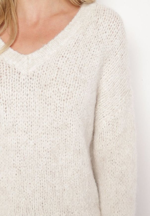 Born2be - Jasnobeżowy Sweter z Wełną i Rozszerzanymi Rękawami Sinara. Okazja: na co dzień. Kolor: beżowy. Materiał: wełna. Styl: klasyczny, casual, elegancki