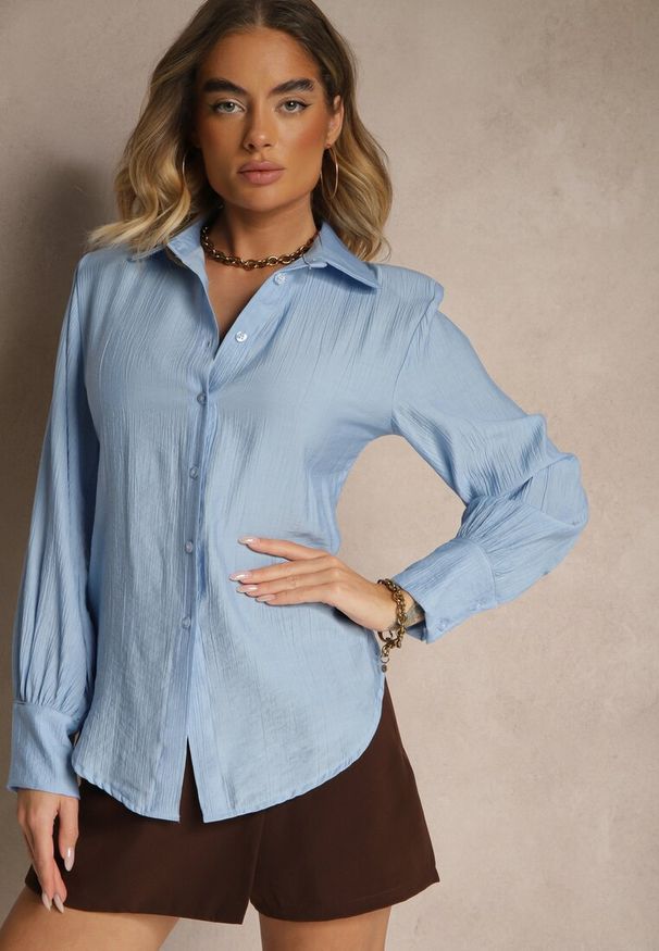 Renee - Niebieska Koszula z Usztywnioną Linią Ramion i Wiązaniem Meroniela. Okazja: na spotkanie biznesowe, na co dzień. Kolor: niebieski. Materiał: jeans. Styl: casual, elegancki, biznesowy