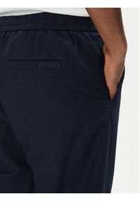 Mustang Chinosy Milano 1016436 Granatowy Tapered Fit. Kolor: niebieski. Materiał: bawełna