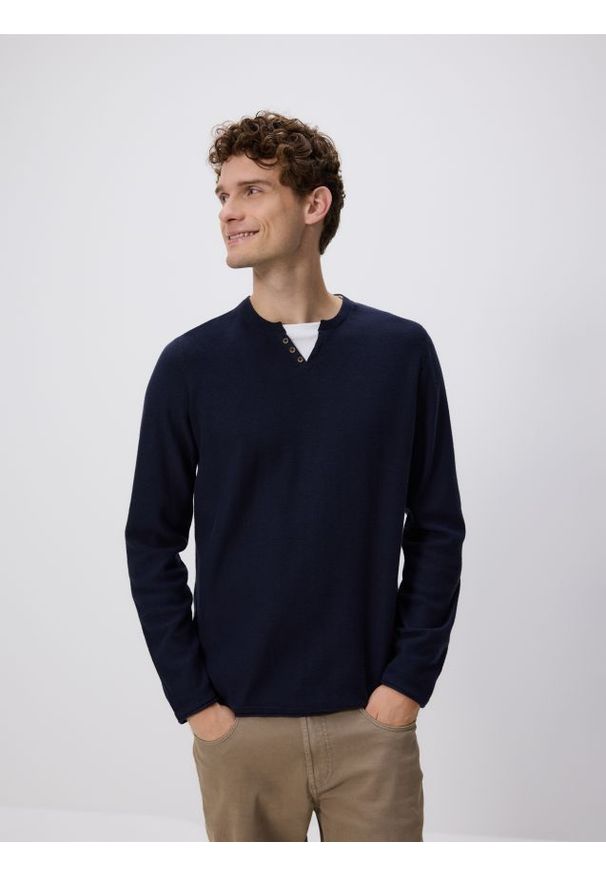 Reserved - Longsleeve henley - granatowy. Typ kołnierza: typu henley. Kolor: niebieski. Materiał: bawełna. Długość rękawa: długi rękaw