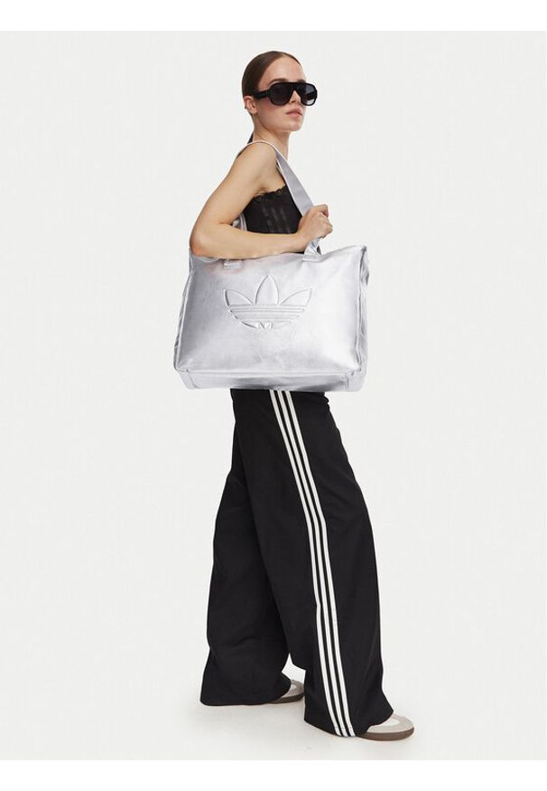 Adidas - adidas Torebka Shopper Metallic Pu Bag KR1566 Srebrny. Kolor: srebrny. Materiał: skórzane
