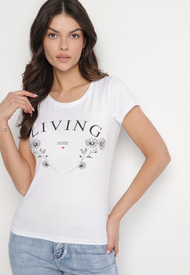 Born2be - Biały Bawełniany T-shirt z Napisem Living i Nadrukiem Commea. Okazja: na co dzień. Kolor: biały. Materiał: bawełna. Wzór: napisy, nadruk. Styl: elegancki, casual