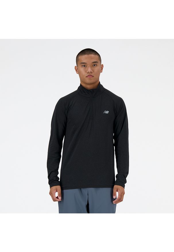 Bluza męska New Balance MT41083BK – czarna. Typ kołnierza: kołnierzyk stójkowy. Kolor: czarny. Materiał: poliester, materiał, nylon. Sport: turystyka piesza, fitness