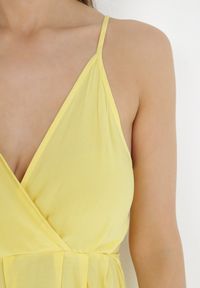 Born2be - Żółta Sukienka z Wiskozy Aikena. Kolor: żółty. Materiał: wiskoza. Długość rękawa: na ramiączkach. Typ sukienki: kopertowe. Długość: mini #6