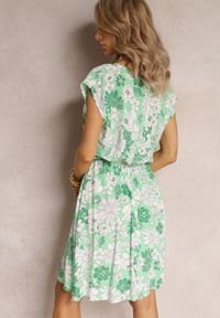 Renee - Zielona Rozkloszowana Mini Sukienka z Wiskozy w Kwiatowy Print i z Gumką w Pasie Yapta. Kolor: zielony. Materiał: wiskoza. Wzór: kwiaty, nadruk. Długość: mini #5