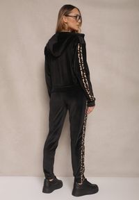 Renee - Czarny Komplet Dresowy z Weluru Spodnie i Bluza z Panterkowym Zdobieniem Ellimarelle. Kolor: czarny. Materiał: dresówka, welur. Wzór: aplikacja. Sport: turystyka piesza #3