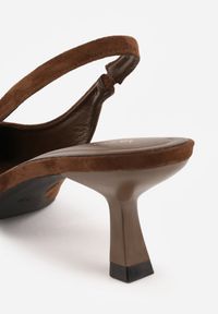 Renee - Ciemnobrązowe Czółenka Slingback VICES na Kaczuszce Anatera. Okazja: na co dzień. Zapięcie: bez zapięcia. Kolor: brązowy. Materiał: zamsz, jeans. Obcas: na szpilce. Styl: casual, elegancki. Wysokość obcasa: średni #3