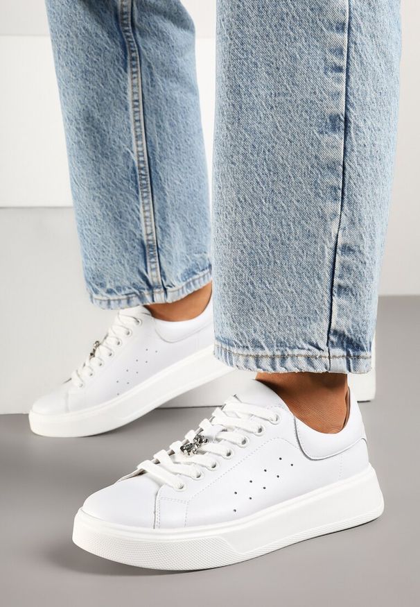 Renee - Białe Sneakersy Skórzane z Metaliczną Aplikacją i Perforacją Xalzeki. Okazja: na co dzień. Kolor: biały. Materiał: skóra. Wzór: aplikacja