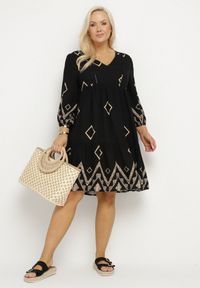 Born2be - Czarna Bawełniana Sukienka Pudełkowa w Geometryczny Wzór Claradina. Kolekcja: plus size. Kolor: czarny. Materiał: bawełna. Wzór: geometria. Typ sukienki: dla puszystych. Styl: elegancki #6