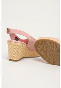 TOMMY HILFIGER - Tommy Hilfiger sandały damskie kolor różowy na koturnie. Nosek buta: okrągły. Zapięcie: klamry. Kolor: różowy. Obcas: na koturnie #2