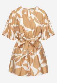 Born2be - Beżowy Kopertowy Kombinezon z Wiskozą z Wiązanym Paskiem i Krótkimi Nogawkami Folamera. Okazja: na co dzień. Kolor: beżowy. Materiał: wiskoza. Długość: krótkie. Sezon: lato. Styl: casual #7