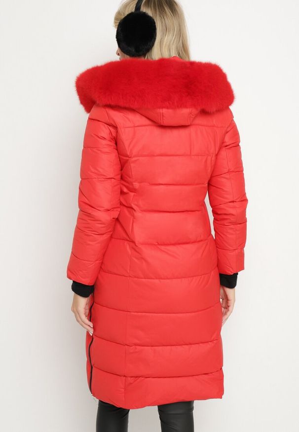 Born2be - Czerwona Długa Kurtka Pikowana z Futrzanym Kołnierzem z Możliwością Odpięcia Neavith. Okazja: na co dzień. Kolor: czerwony. Materiał: futro. Długość rękawa: długi rękaw. Długość: długie. Styl: klasyczny, casual, elegancki