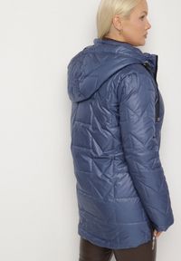 Born2be - Niebieska Pikowana Kurtka Ozdobiona Pikowaniem z Odpinanym Kapturem Falerosa. Okazja: na co dzień, na spacer. Kolor: niebieski. Materiał: jeans. Wzór: aplikacja. Styl: casual #4