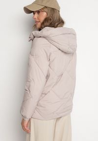 Born2be - Jasnobeżowa Pikowana Kurtka z Kapturem Rękawy Zakończone Gumką Liliaz. Okazja: na spotkanie biznesowe, na co dzień, do pracy, na spacer. Typ kołnierza: kaptur. Kolor: beżowy. Materiał: jeans. Styl: biznesowy, casual, elegancki #5