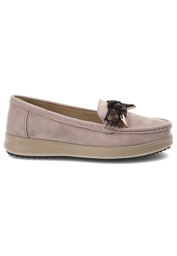 Mokasyny damskie Filippo, cholewka skóra naturalna zamszowa fason wsuwany ozdobna klamra na przodzie miękka linia noska stabilna podeszwa delikatnie. Okazja: na co dzień, na spacer. Zapięcie: klamry. Kolor: beżowy. Materiał: skóra, zamsz. Szerokość cholewki: normalna. Wzór: aplikacja. Sezon: wiosna, jesień. Styl: casual, klasyczny, elegancki